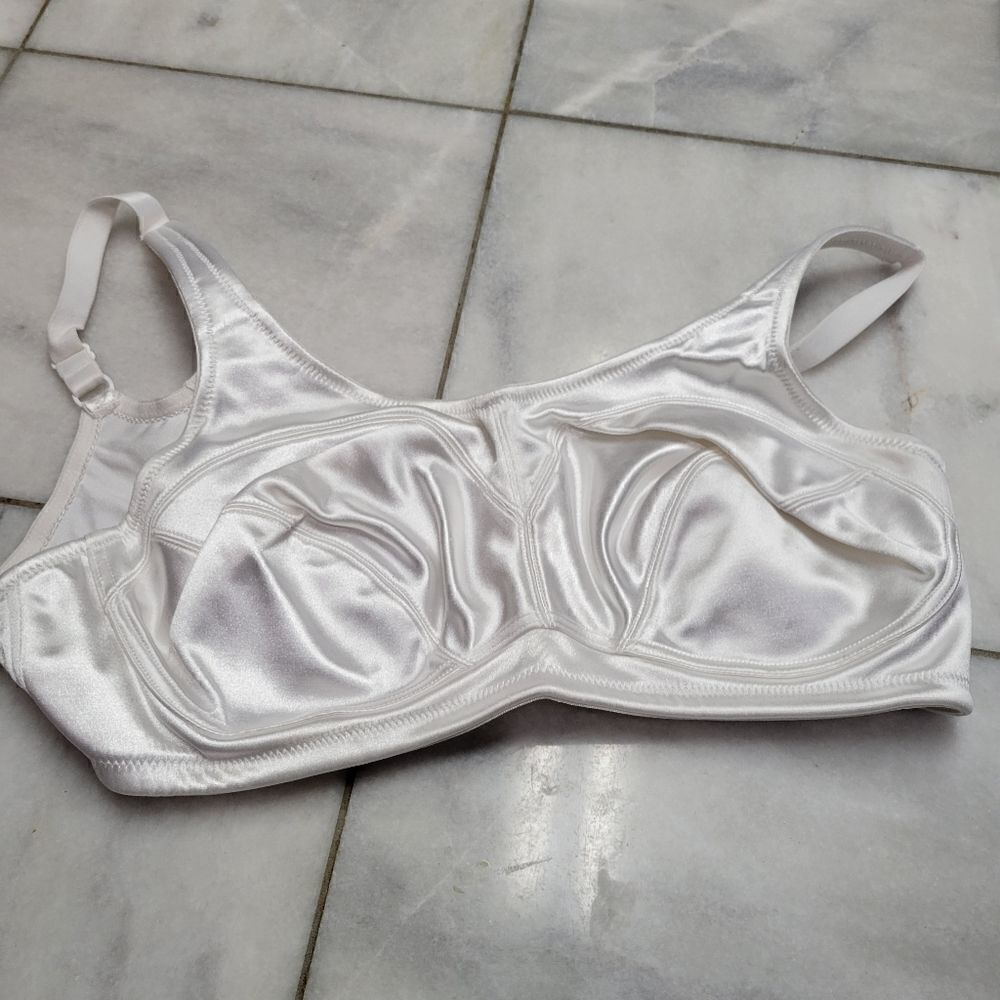 Breezies White Satin UltimAir Lined Wired Bra Size 42D